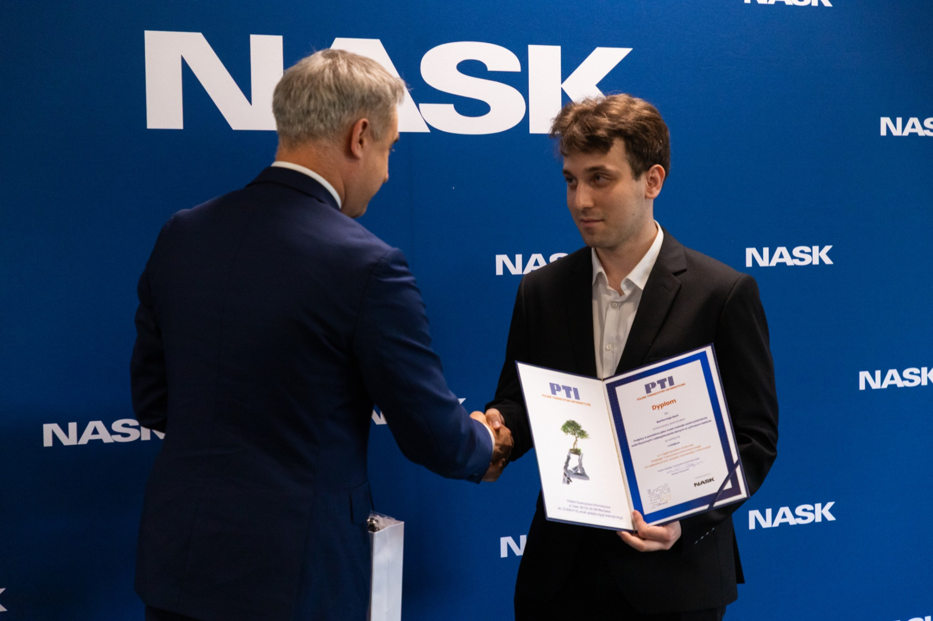 Bartłomiej Baut odbiera nagrodę za najlepszą pracę inżynierską.