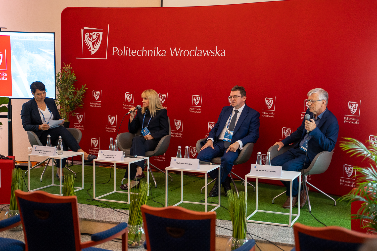 Zastępczyni Dyrektora WCSS prowadzi debatę ekspercką