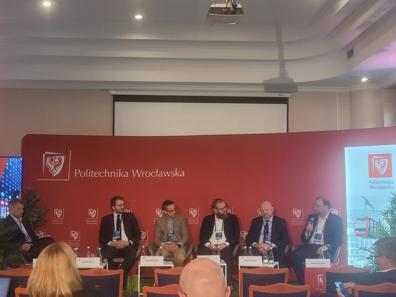 Zastępca Dyrektora WCSS wypowiada się podczas debaty eksperckiej