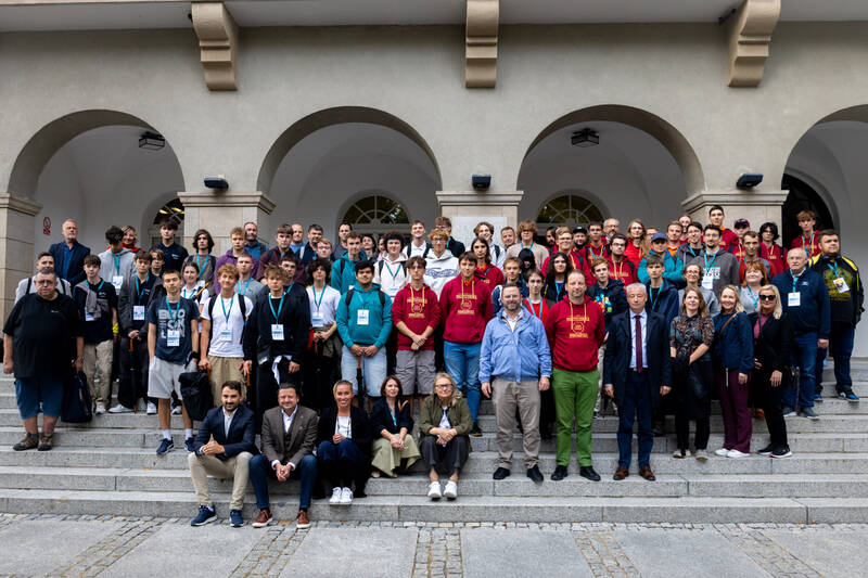 Zdjęcie grupowe - uczestnicy i organizatorzy Cybertronu