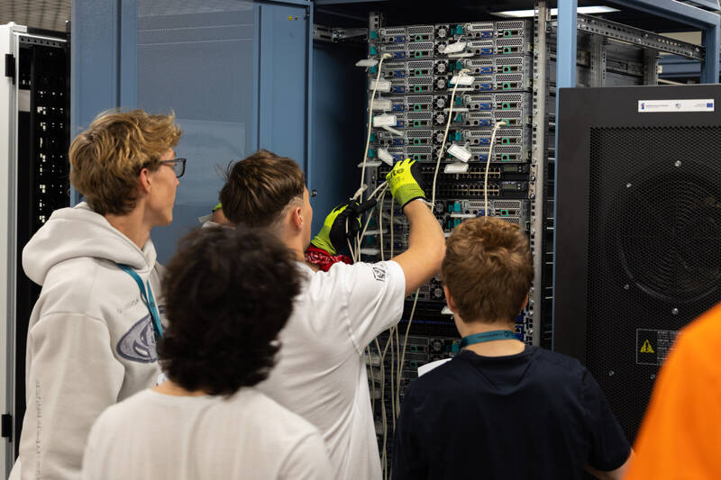 Zdjęcie grupowe - uczestnicy i organizatorzy Cybertronu