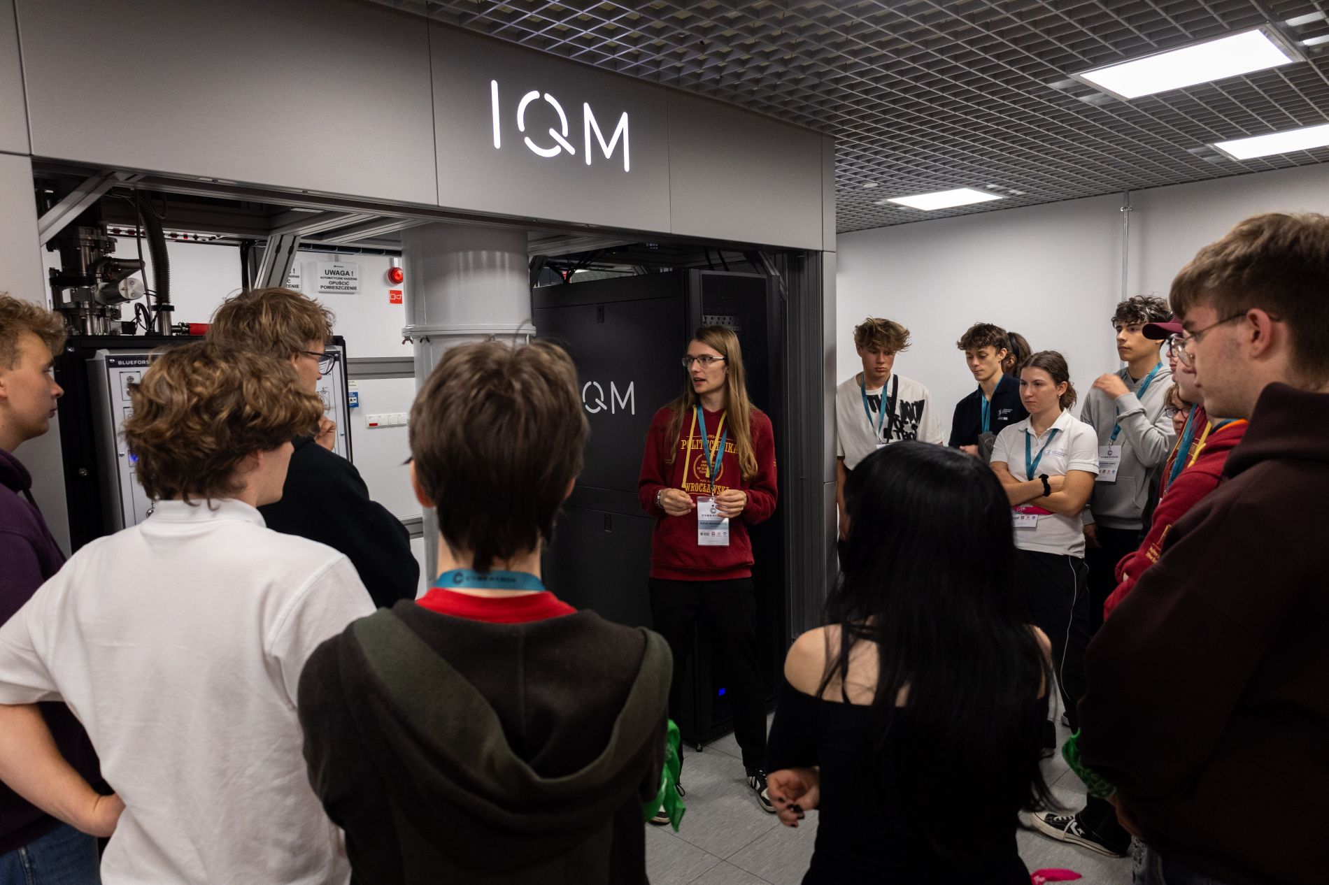 Uczestnicy gry w serwerowni