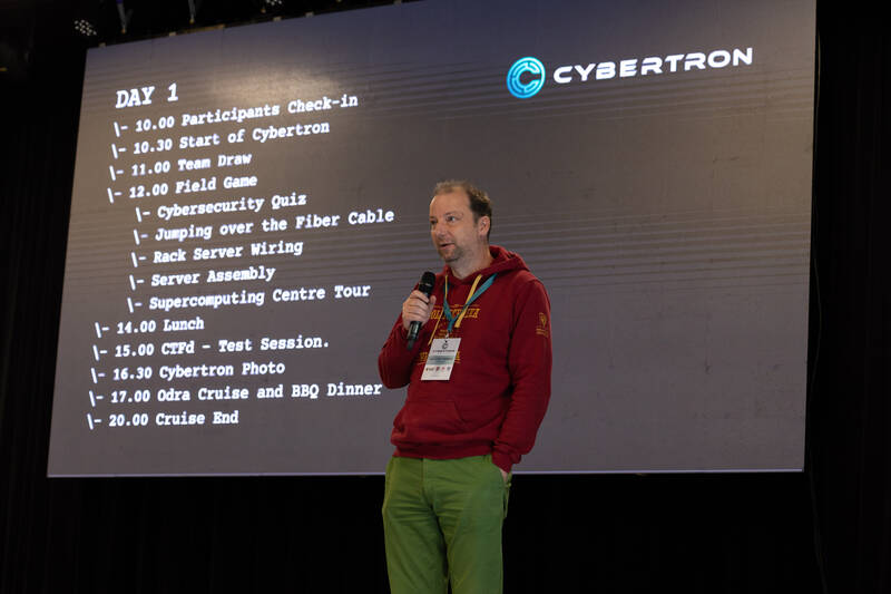 Uczestnicy gry przy komputerze kwantowym